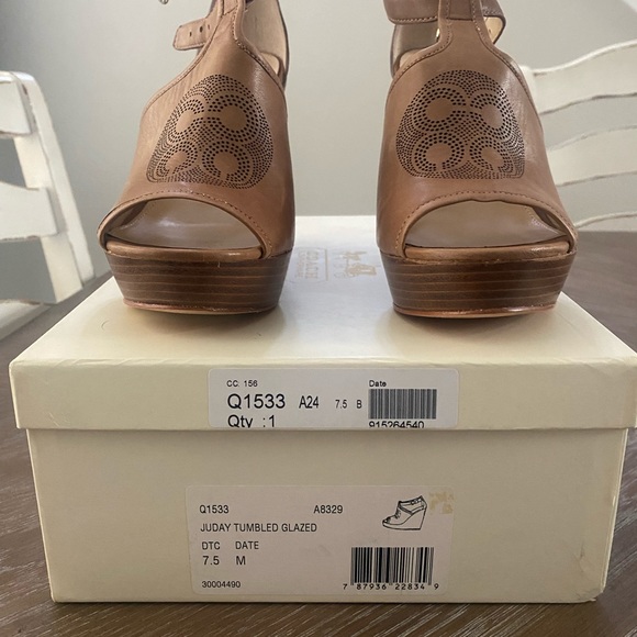 COACH heels New in Box - Picture 3 of 7